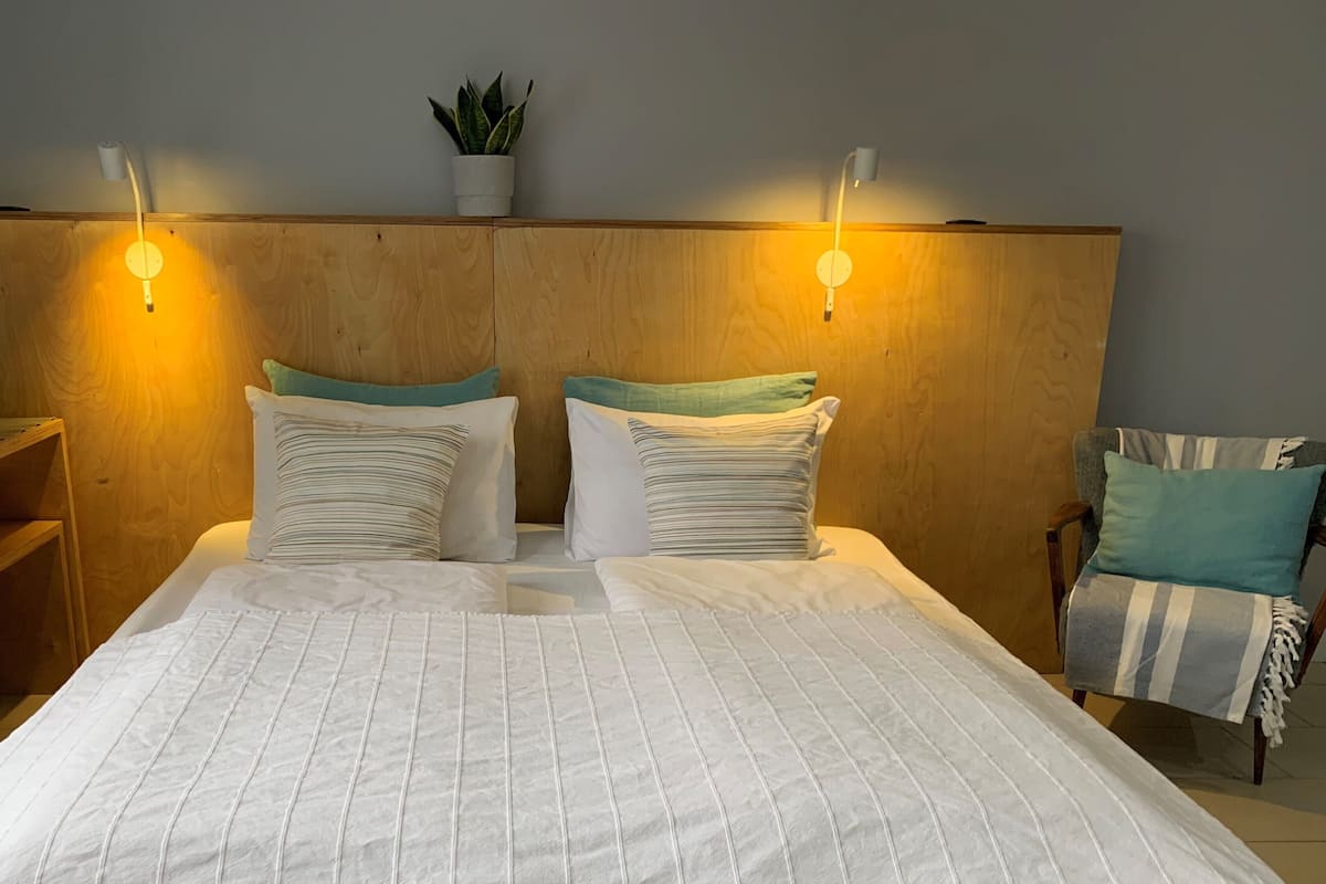 Rom – comfort, 1 kingsize-seng | Strykejern/-brett og sengetøy