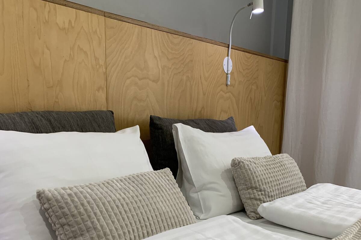 Comfort kamer | Een strijkplank/strijkijzer, beddengoed