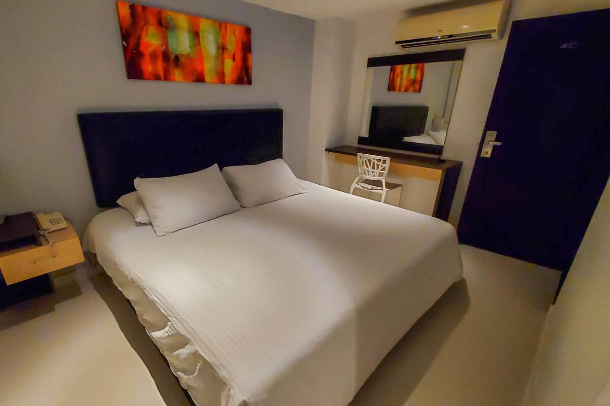 Standard Room, 1 King Bed, Non Smoking | Premium bedding, in-room safe, desk, blackout drapes