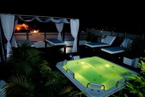 Outdoor spa tub