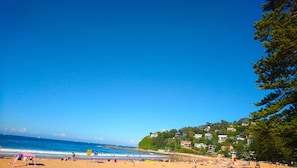 In Strandnähe, weißer Sandstrand, Strandtücher, 3 Strandbars