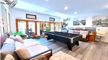 Room, 1 Queen Bed, Non Smoking | Living area | LCD TV, Netflix