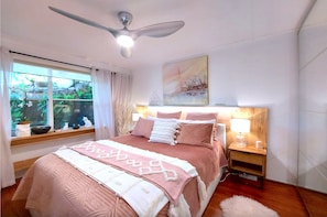 Chambre, 1 grand lit, non-fumeurs | Rideaux occultants, fer et planche à repasser, Wi-Fi gratuit