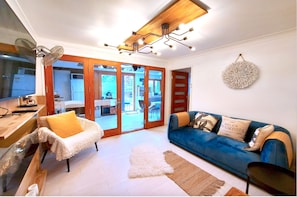 Zimmer, 1 Queen-Bett, Nichtraucher | Wohnbereich | LCD-Fernseher, Netflix