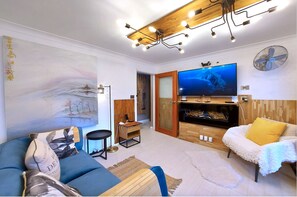 Room, 1 Queen Bed, Non Smoking | Living area | LCD TV, Netflix