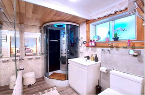 Room, 1 Queen Bed, Non Smoking | Bathroom | Free toiletries, hair dryer, towels - Luxury Escape (Palm Beach)