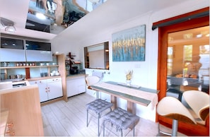 Zimmer, 1 Queen-Bett, Nichtraucher | Essbereich im Zimmer