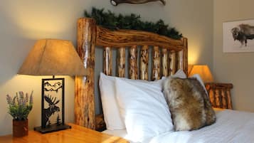 Economy Room, 1 Queen Bed | Desk, free WiFi, bed sheets