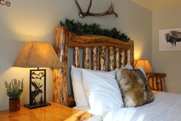 Economy Room, 1 Queen Bed | Desk, free WiFi, bed sheets - The Evergreen (West Yellowstone)