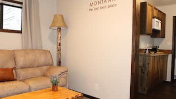 Deluxe Room, 1 Queen Bed, Non Smoking | Living area | Flat-screen TV