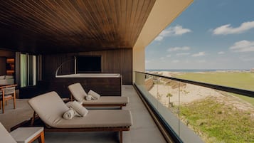 Kogane Penthouse 4 Bedrooms at Nobu Residences | Hiên