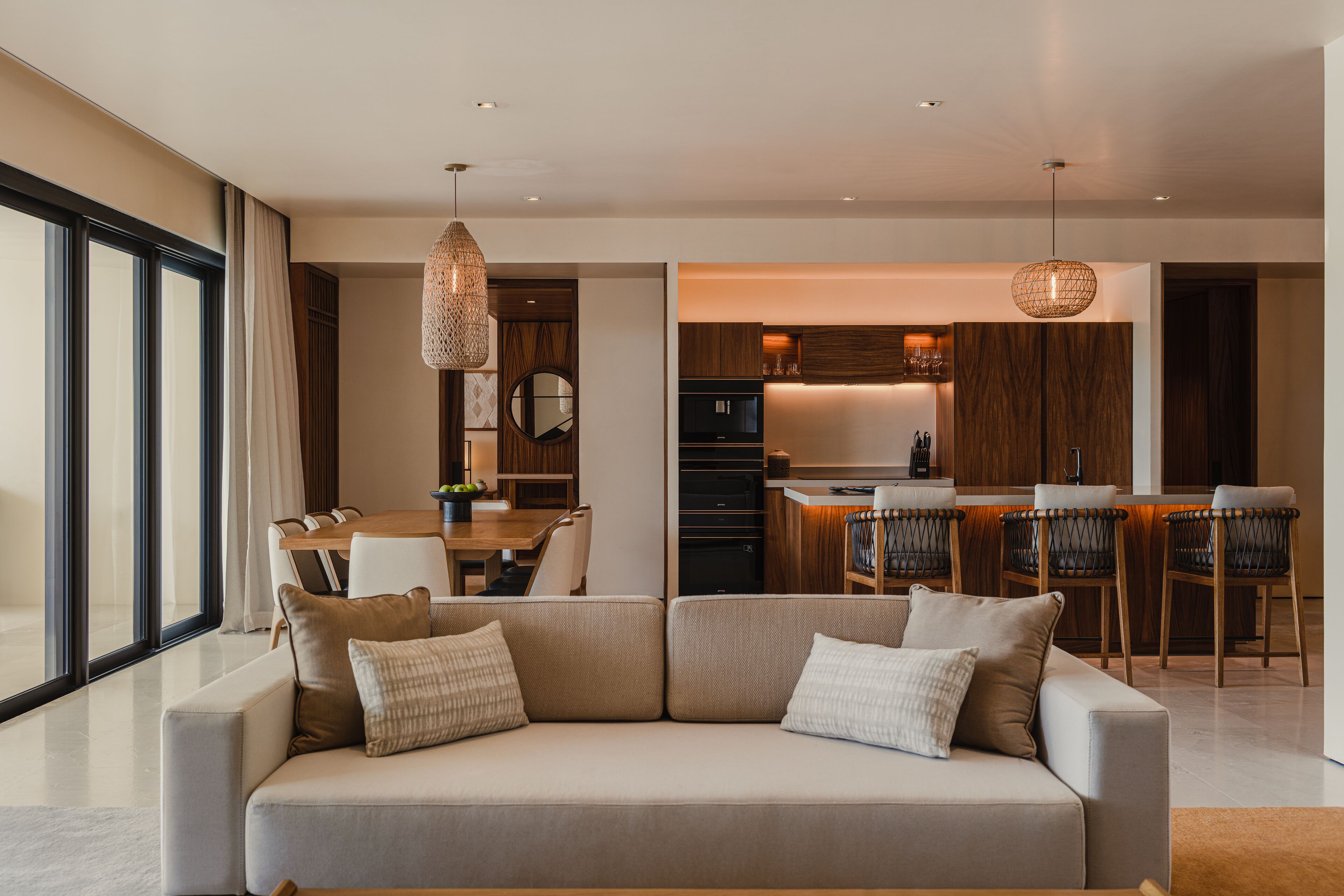 Una sala moderna con sofá, comedor y cocina.