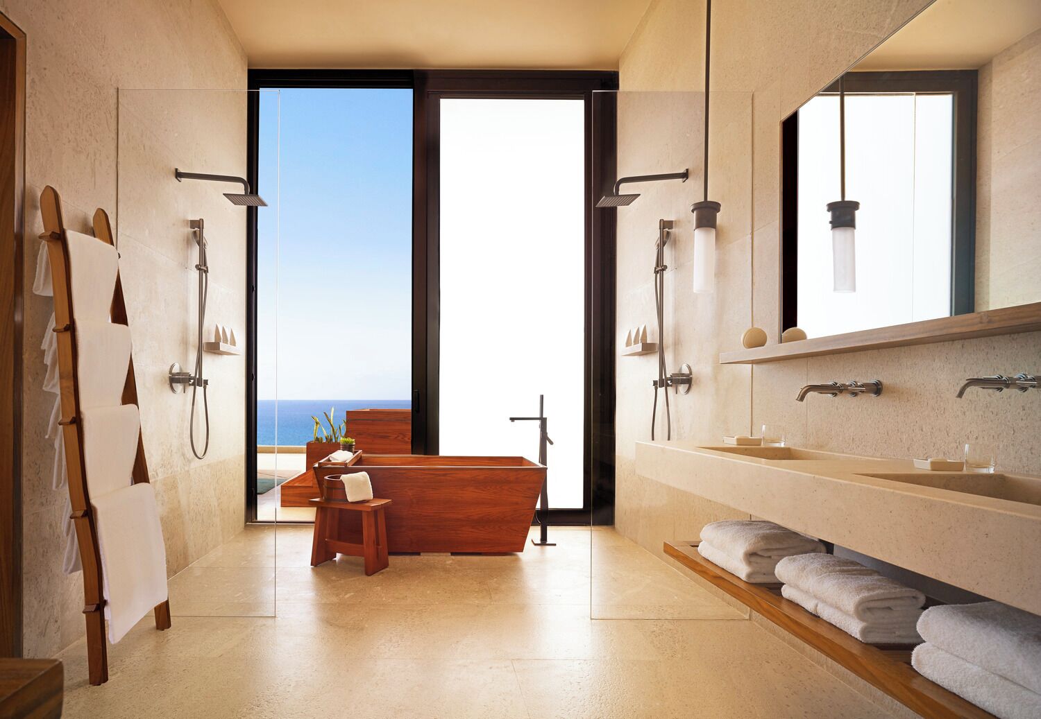 Ein modernes Badezimmer mit einem großen Fenster, einer Badewanne und einem Waschtisch mit Spiegel.