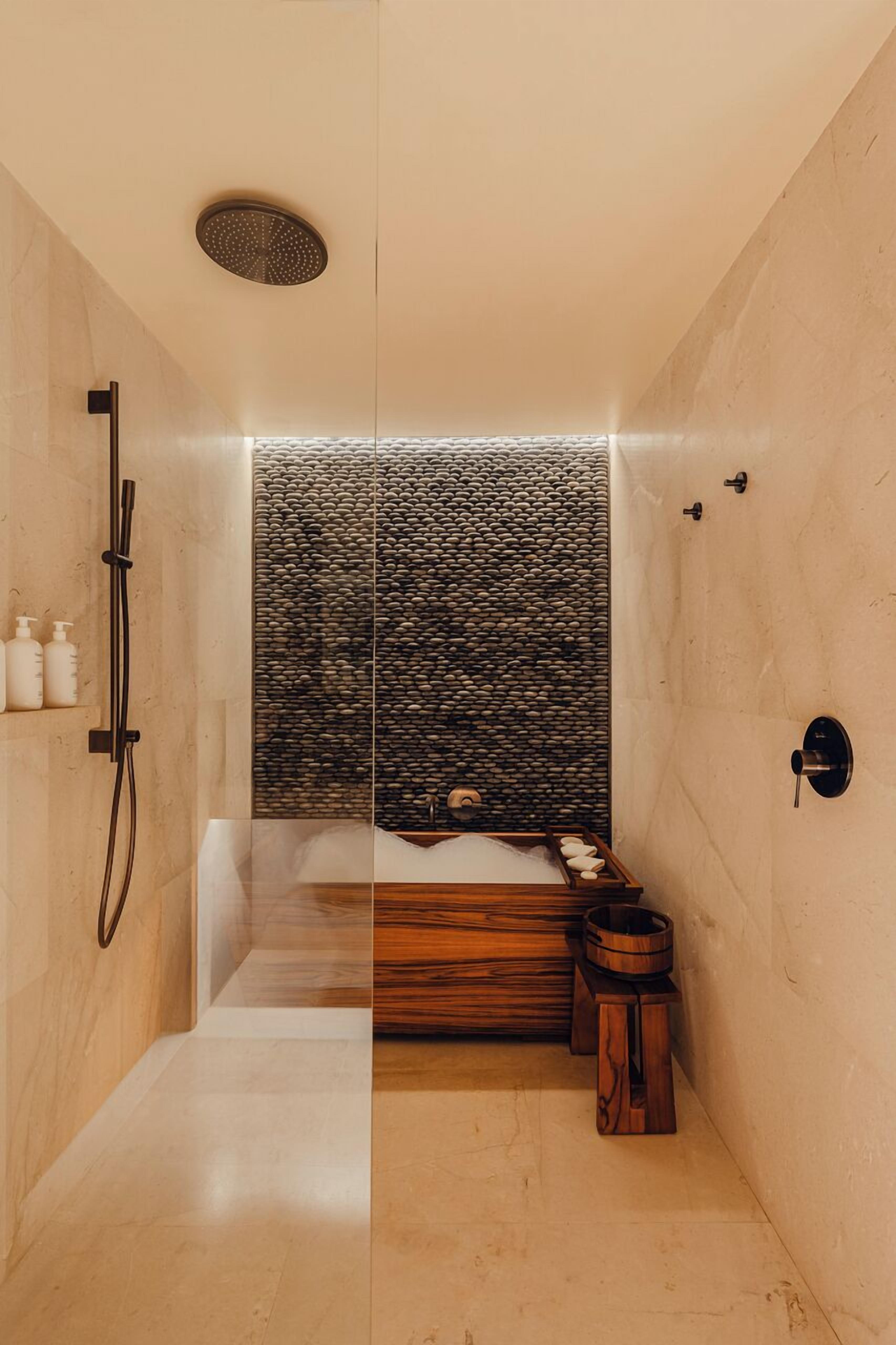 room, 1 king bed | bathroom | combined shower/bathtub, jetted bath, designer toiletries, hair dryer