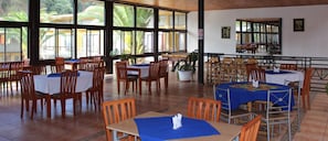 朝食 (ビュッフェ)、毎日提供 (無料)