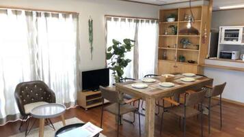 2F 3LDK | In-room dining