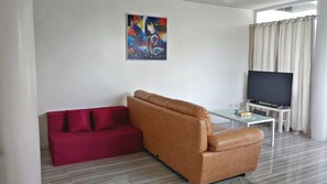 Appartement, 1 chambre | Salle de séjour | TV connectée de 50 pouces avec chaînes par câble, télévision, Netflix