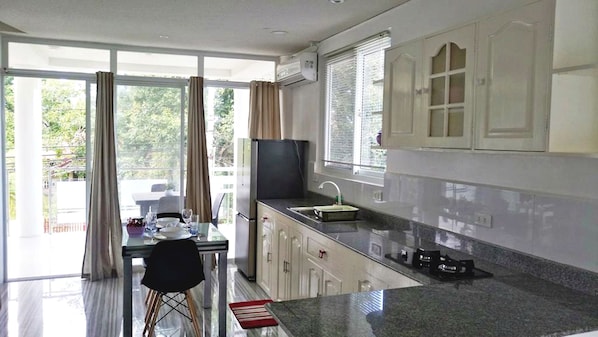 Appartement, 1 chambre | Cuisine privée | Réfrigérateur, surface de cuisson, bouilloire électrique