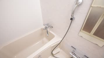 Combined shower/bathtub, deep-soaking bathtub, free toiletries