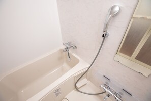Combined shower/bathtub, deep-soaking bathtub, free toiletries