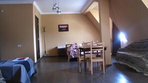 Familienzimmer, eigenes Bad | 1 Schlafzimmer, Zimmersafe, schallisolierte Zimmer