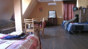 Familienzimmer, eigenes Bad | 1 Schlafzimmer, Zimmersafe, schallisolierte Zimmer