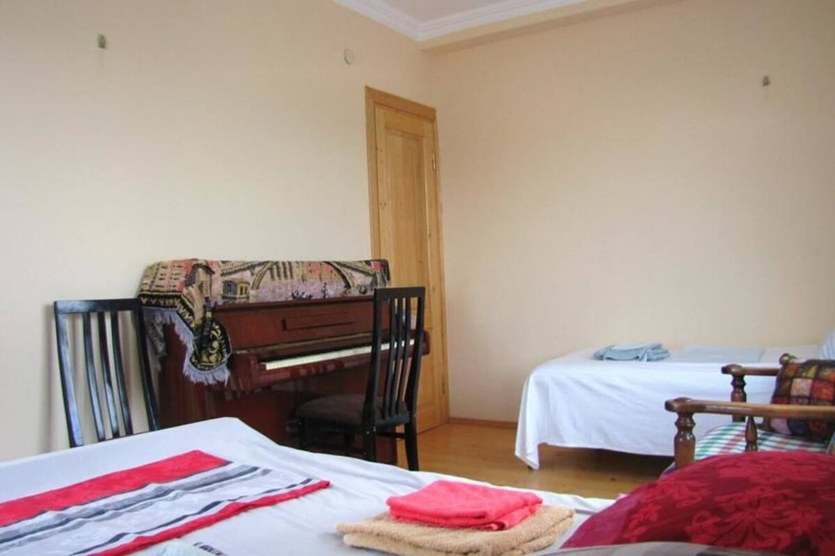 Economy-Dreibettzimmer, Gemeinschaftsbad | 1 Schlafzimmer, Zimmersafe, schallisolierte Zimmer