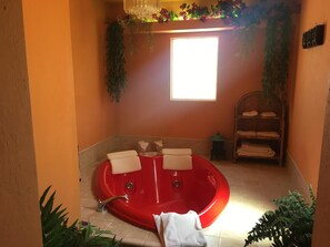 Combined shower/tub, towels