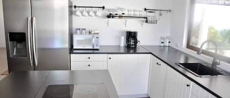Casa de lujo, 2 habitaciones, vista a la ciudad | Cocina privada | Refrigerador con congelador, microondas, horno y parrilla de estufa