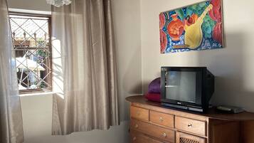 Suíte, 1 cama de casal | Ferros/tábuas de passar roupa, Wi-Fi de cortesia, roupa de cama