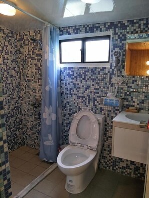 Quadruple Room | Bilik Mandi | Pancuran mandi, hulu semburan mandi hujan 