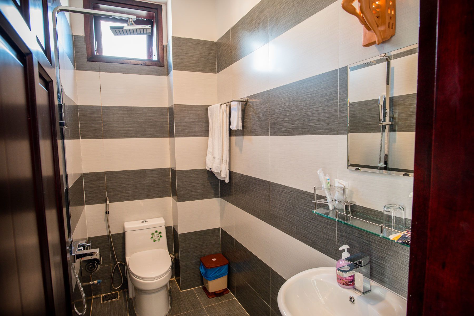 deluxe double room, river view | bathroom | shower, rainfall showerhead, free toiletries, hair dryer