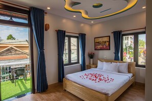 Minibar, desk, blackout drapes, soundproofing - Minh An Riverside Villa (Da Nang)