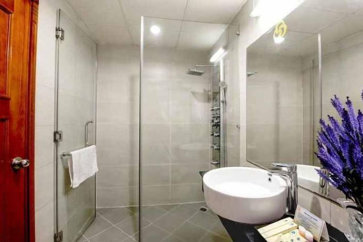 Badezimmer | Duschwanne, Regendusche, kostenlose Toilettenartikel, Haartrockner