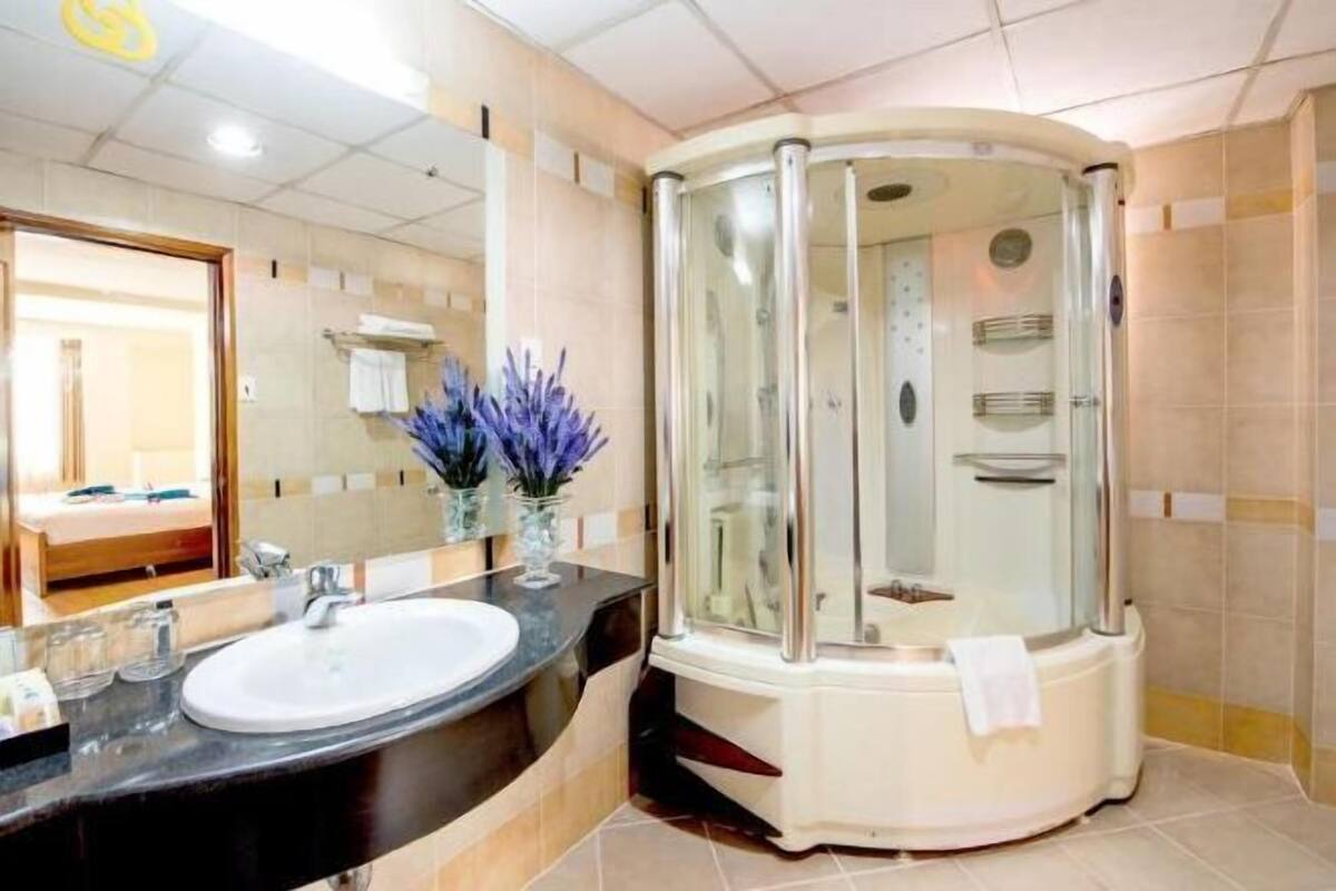 Bathroom | Combined shower/tub, rainfall showerhead, free toiletries, hair dryer