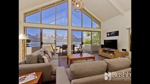 Living room - Freycinet Beach House (Coles Bay)