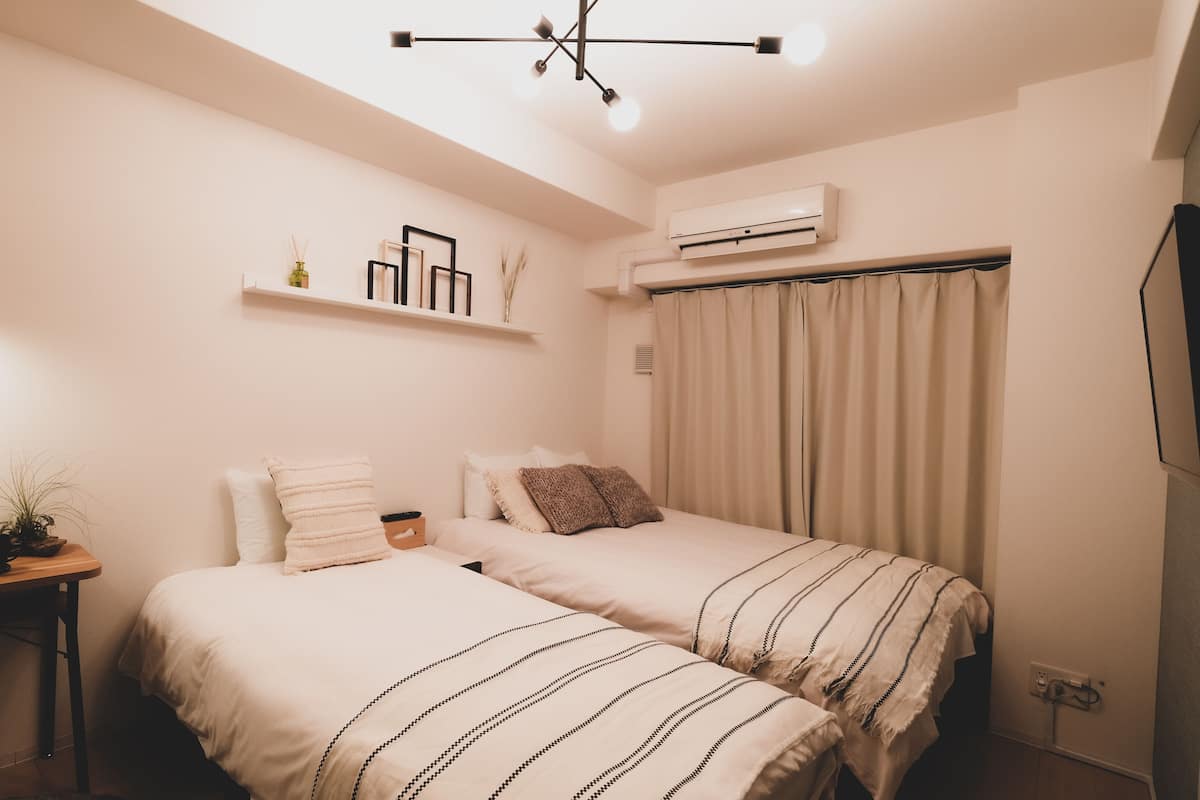 Escrivaninha, cortinas blackout, Wi-Fi de cortesia