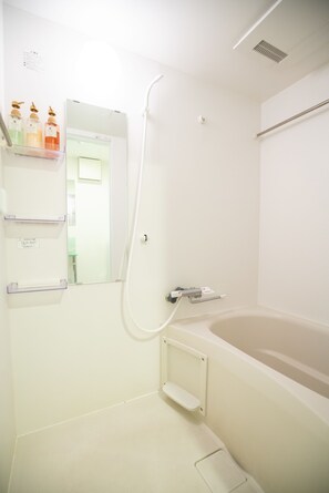 Combined shower/tub, deep soaking tub, rainfall showerhead