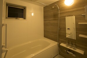 Separate bathtub and shower, deep-soaking bathtub, free toiletries