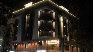Un hotel moderno con un letrero llamativo que dice "MARSHALL THE GRAND HOTEL".
