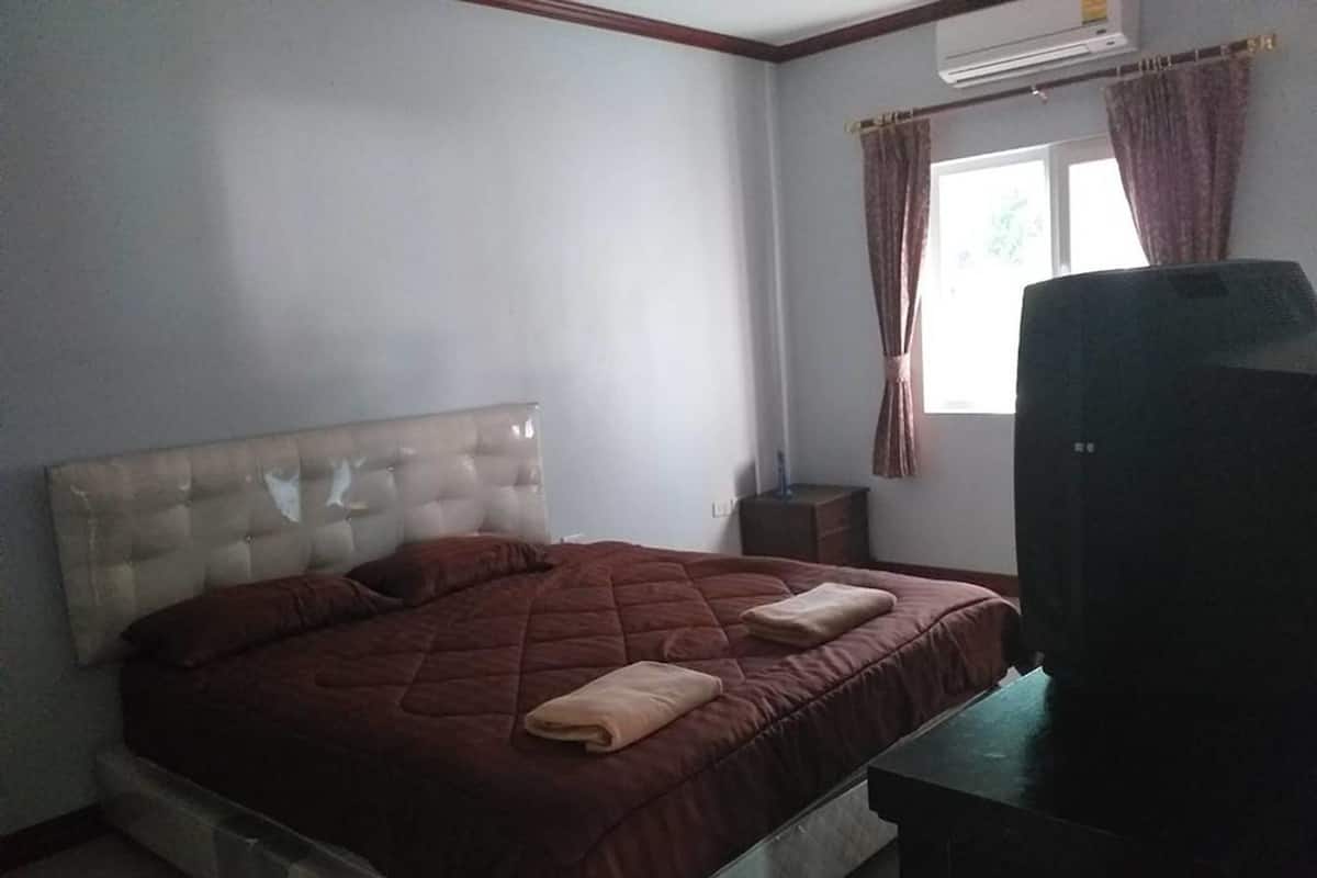 Small Double Room | Free WiFi