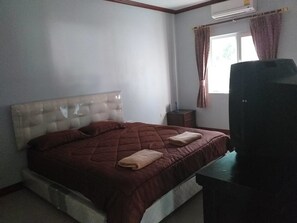 Small Double Room  | Free WiFi - Ponderosa Resort (Pattaya)