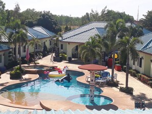 Hồ bơi ngoài trời