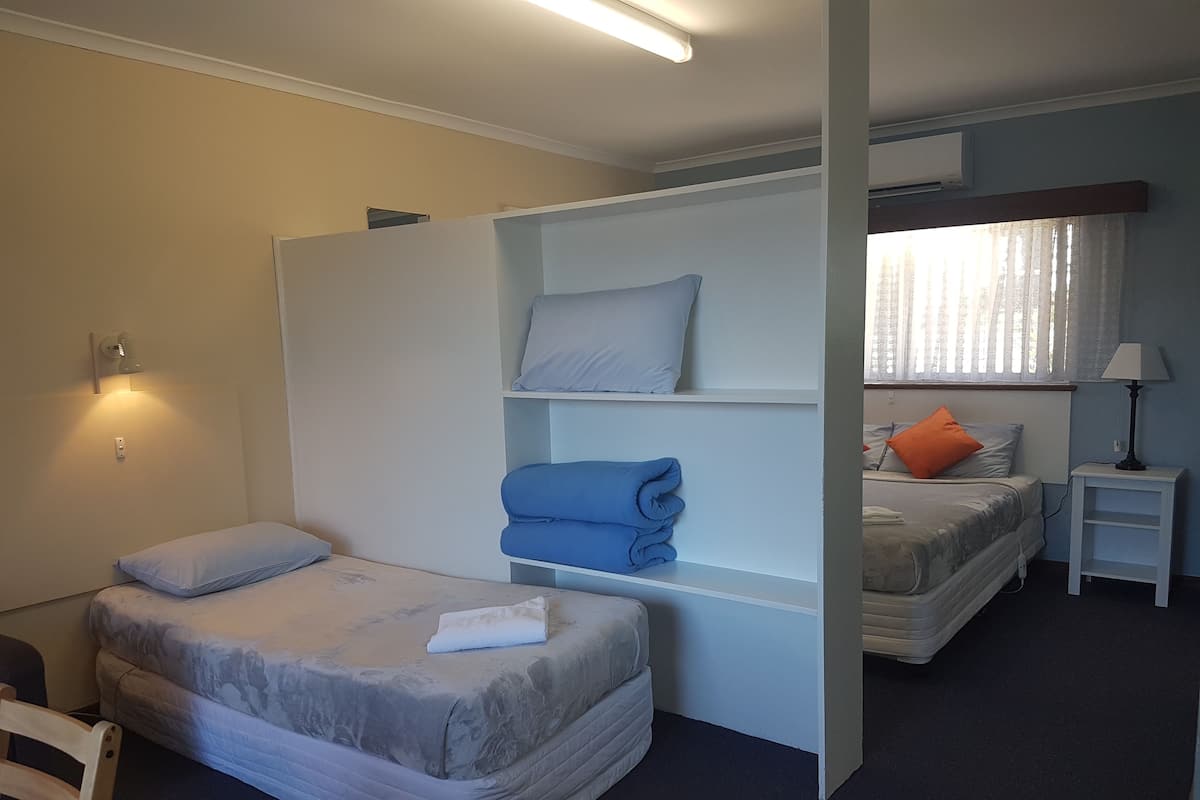 Standardzimmer, Mehrere Betten, Nichtraucher | Wohnbereich