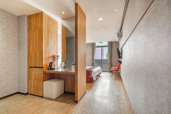 Deluxe Double Room with Balcony | Free WiFi, bed sheets - Song He Hotel (Yuchi)