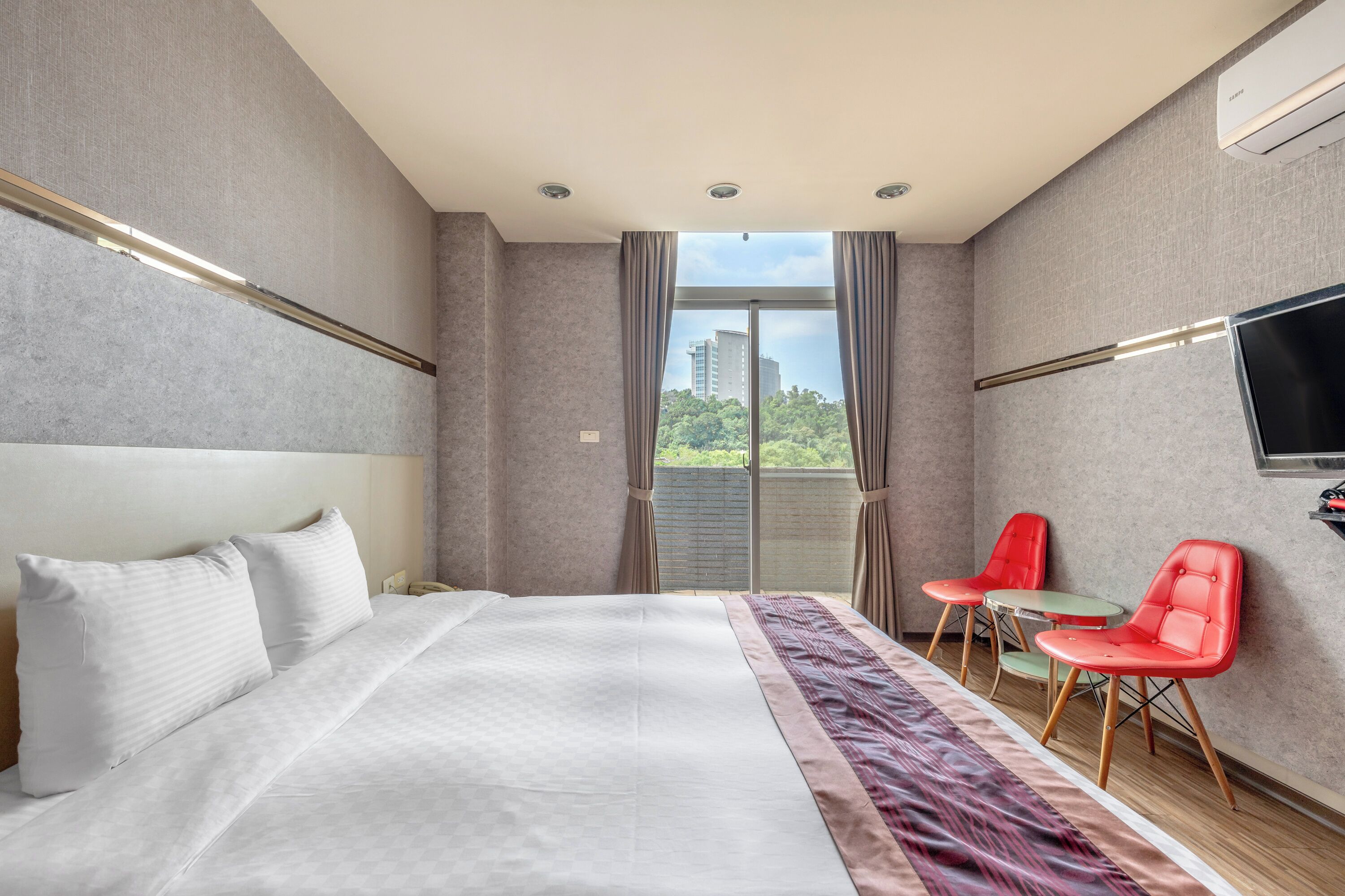 Quarto casal luxo, sacada | Wi-Fi de cortesia, roupa de cama