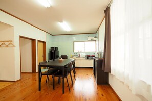 Casa (Private Vacation Home) | Cocineta privada | Refrigerador, microondas, parrilla de estufa y tetera eléctrica 