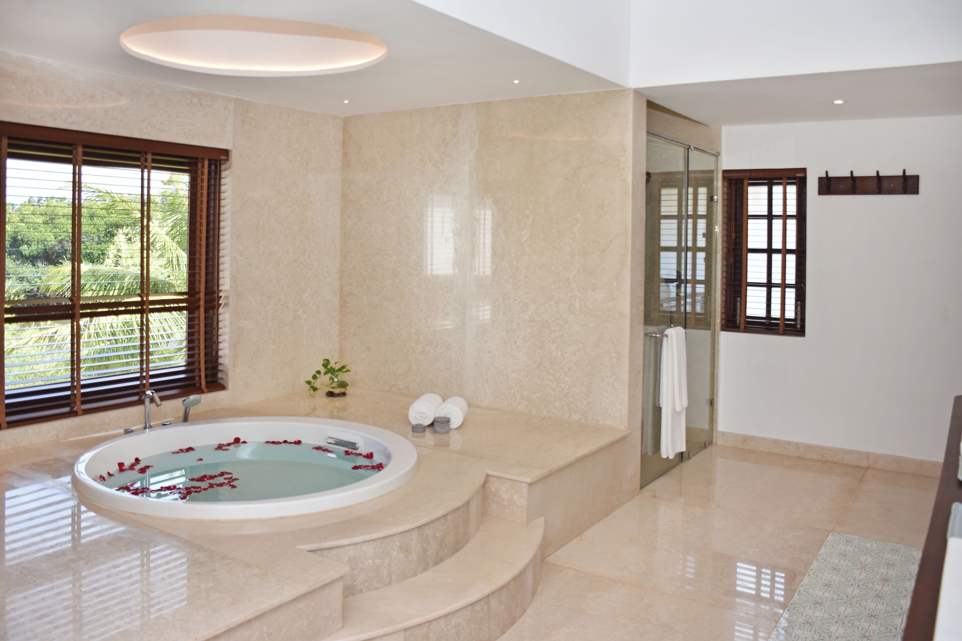 Duplex Pool Villa with Sea View | Kylpyhuone | Suihkun ja ammeen yhdistelmä, syvä kylpyamme, sadesuihkupää