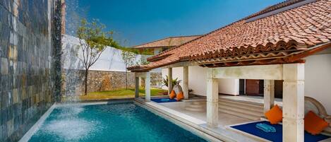 Piscina coperta, piscina all'aperto, ombrelloni da piscina, lettini