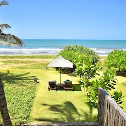 Privat strand, solstolar, parasoller och strandhanddukar